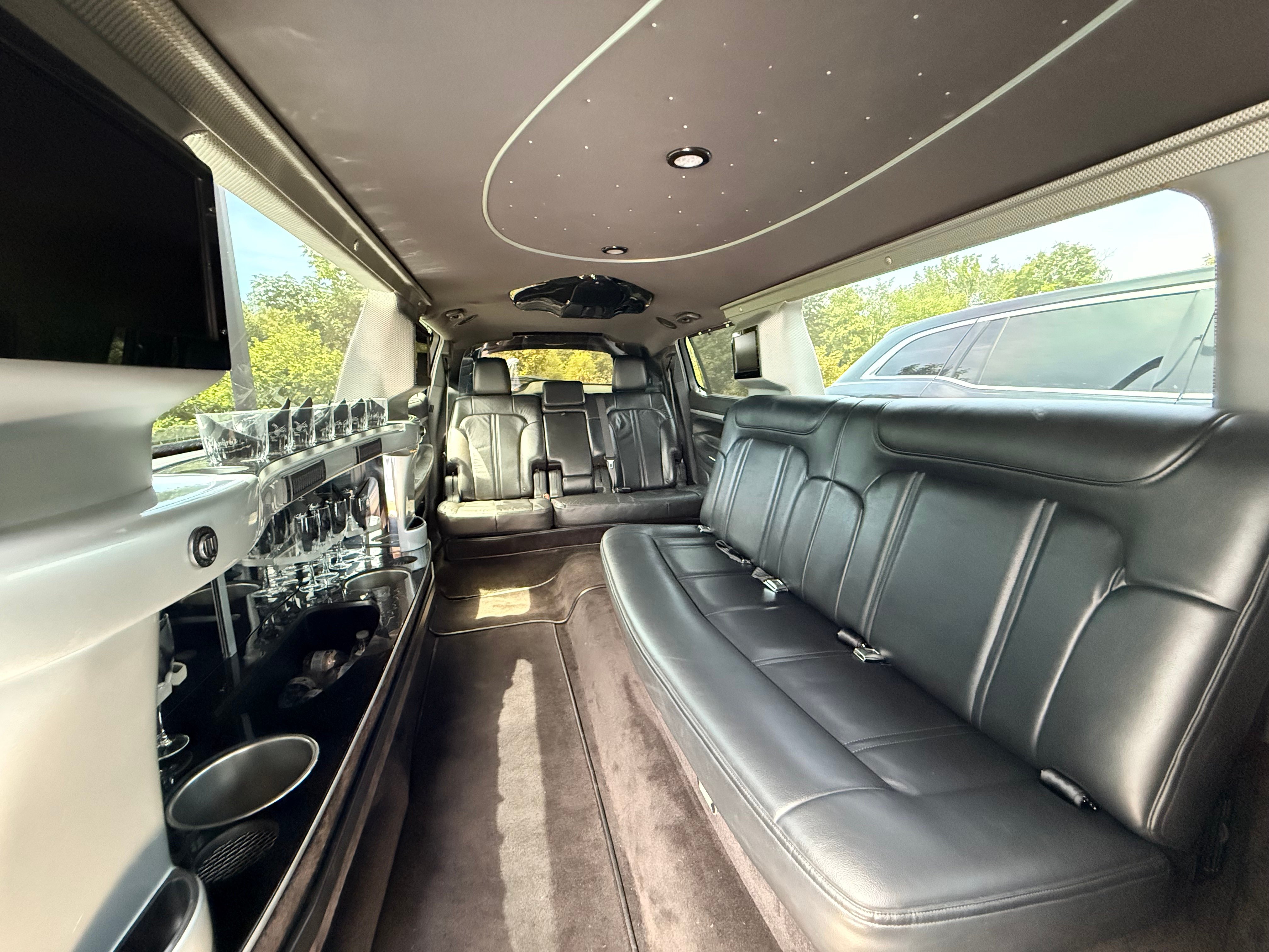 118 - white stretch limo - interior day 2