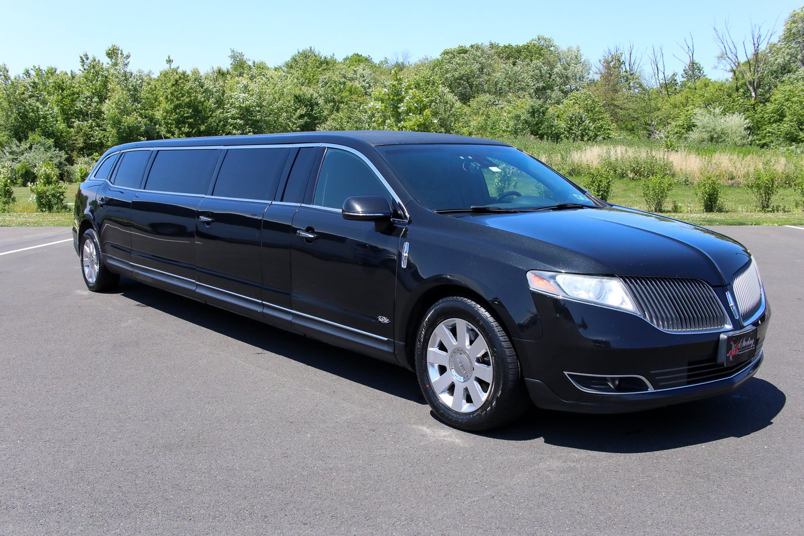 Lincoln Black Limousine 8 to 10 passengers
