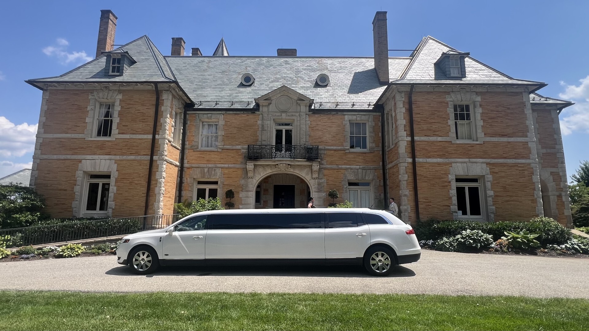 Wedding - mansion white limo day